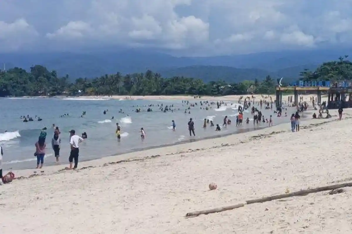 Pantai Labuhan Jukung Diserbu Pengunjung Jelang Pergantian Tahun