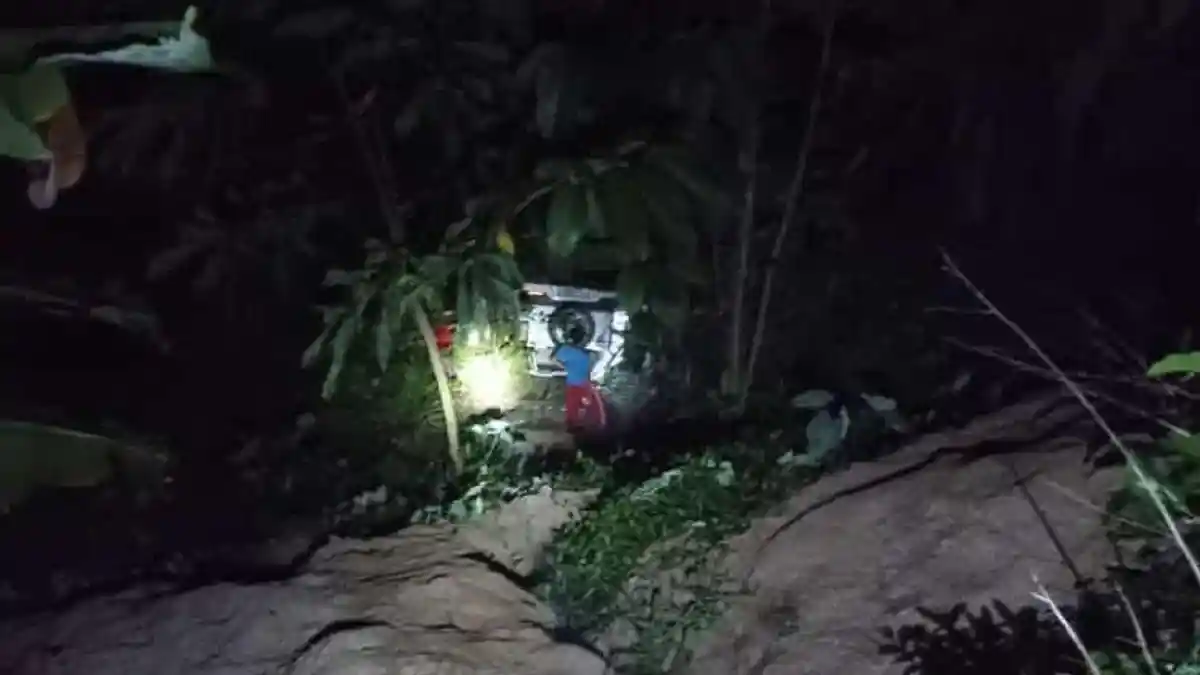 Ikuti Google Maps, Mobil Pemudik Masuk Jurang Sedalam 15 Meter di Singajaya Garut