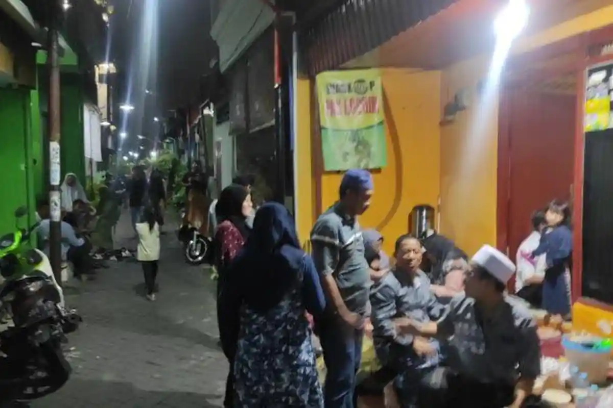 Rayakan Hari Raya Ketupat, Warga Pekauman, Gresik Saling Unjung Unjung Lalu Makan Bersama