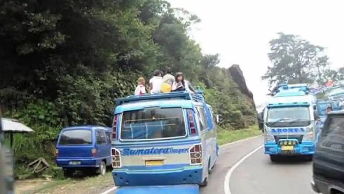 Pos Lantas Doulu Tindak Tujuh Bus yang Menaikkan Penumpang di Atas Bus