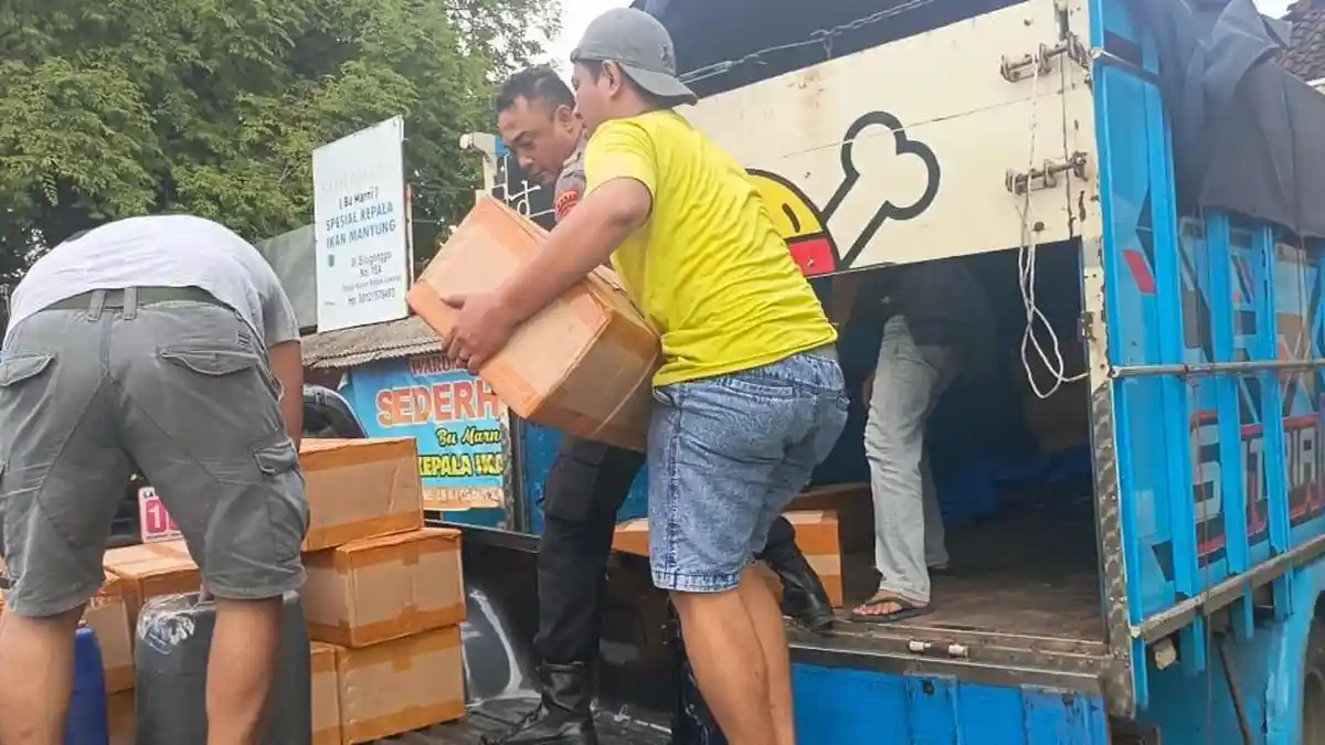 Polisi Sita Ribuan Miras Botol Miras Ilegal dari Truk Parkir di Pinggir Jalan Juwana Pati