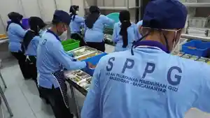 Pegawai-SPPG-sedang-menyiapakn-Program-Makan-Bergizi-Gratis-MBG.jpg