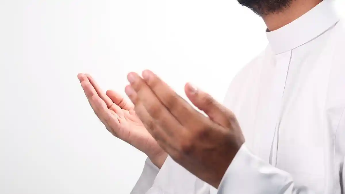 Bacaan Wirid Setelah Sholat Magrib dan Subuh Latin dan Terjemahan