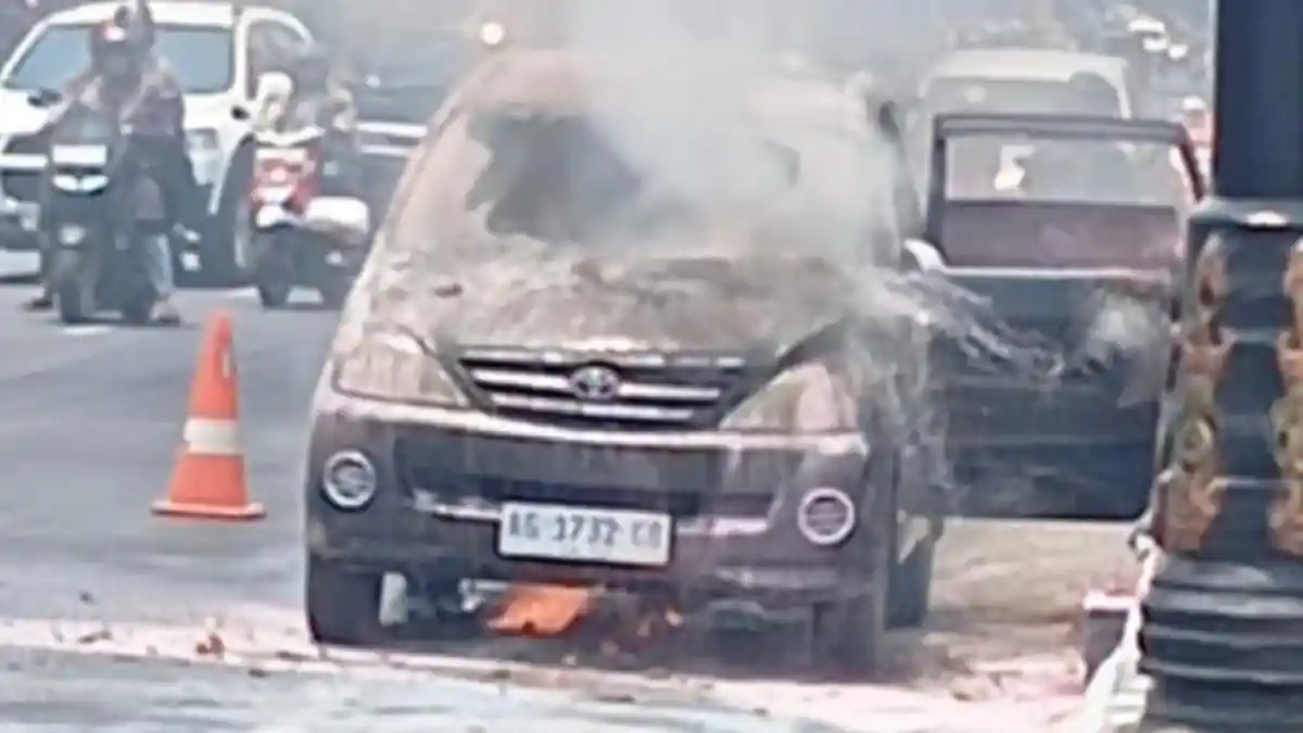 BREAKING NEWS: Mobil Avanza Terbakar di Ngasem Kediri, Empat Penumpang Sempat Terjebak
