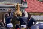 Abdi-Dalem-Keraton-Yogyakarta-membagikan-gunungan-saat-Grebeg-Besar-di-Masjid-Kauman.jpg
