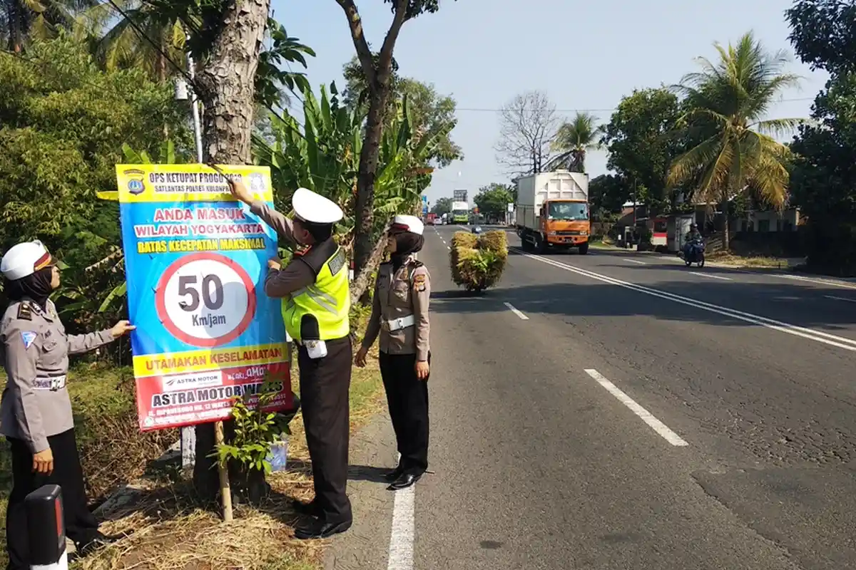 Sambut Arus Mudik, Polres Kulonprogo Pasang Rambu Rontek Menggelitik
