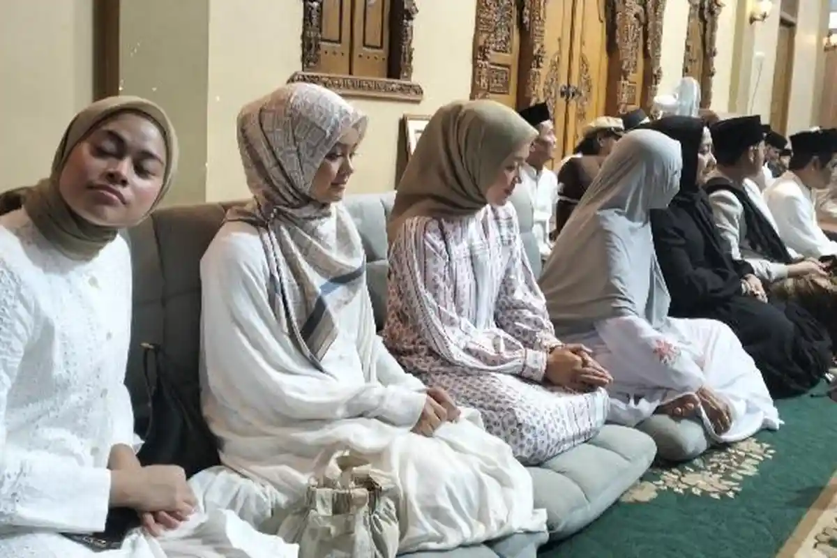 Ikut Pengajian Gus Iqdam, Putri Anies dan Cak Imin Larut Dalam Salawat Bersama Ribuan Jemaah