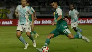 Jefferson-Silva-melepaskan-tendangan-dihadang-pemain-PSBS-Biak-di-Stadion-GBT-252026.jpg
