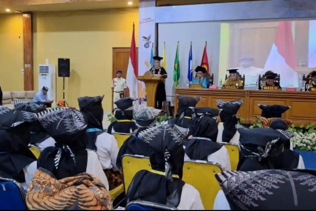 Udeng Samin dan Tari Thengul Warnai PKKMB Unigoro 2024