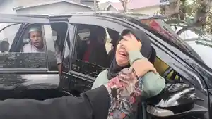 Anak-tersangka-menangis-histeris-ayahnya-penuhi-panggilan-Polda-Sulbar.jpg
