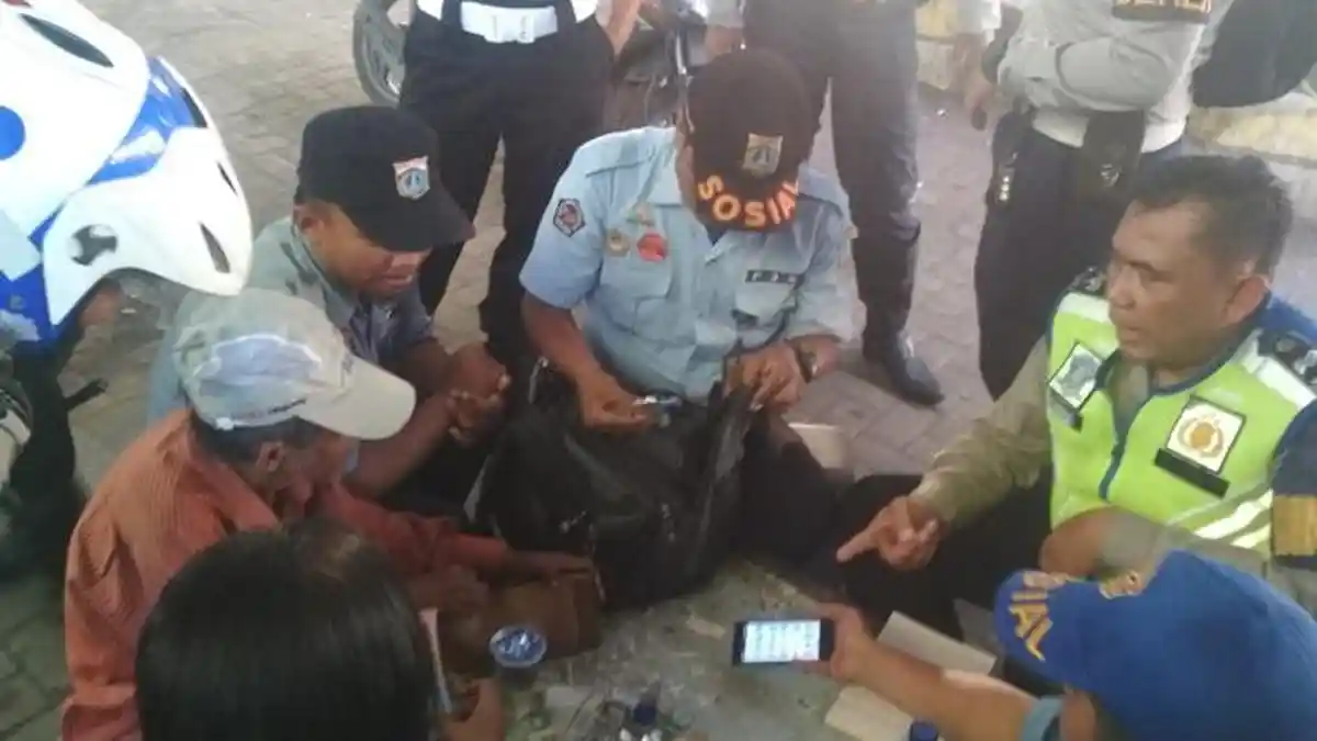 Berangkat Mengemis, Abah Ujang Naik Ojek Online dari Rumah