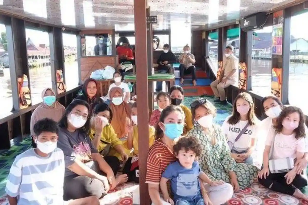 Ussy Sulistiawaty Boyong Anak ke Kalimantan Bertemu Keluarga Mantan Suami, Andhika Sengaja Absen?