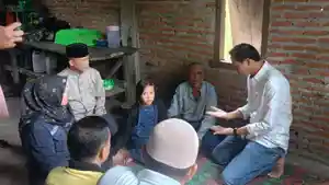 Bupati-Kaur-Gusril-Pausi-mengunjungi-Rica-anak-12-tahun-yang-putus-sekolah.jpg