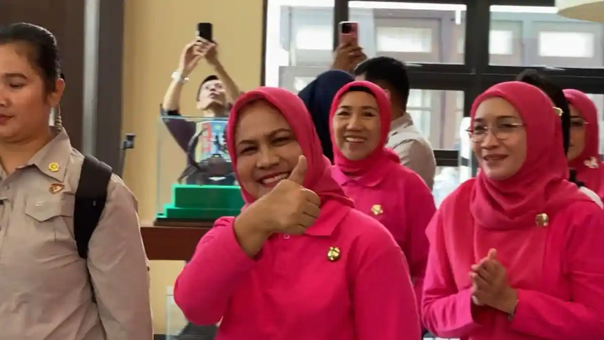 Sambil Goyang Lalu Acungkan Jempol, Jawaban Iriana Tentang Gibran Resmi Daftar Cawapres