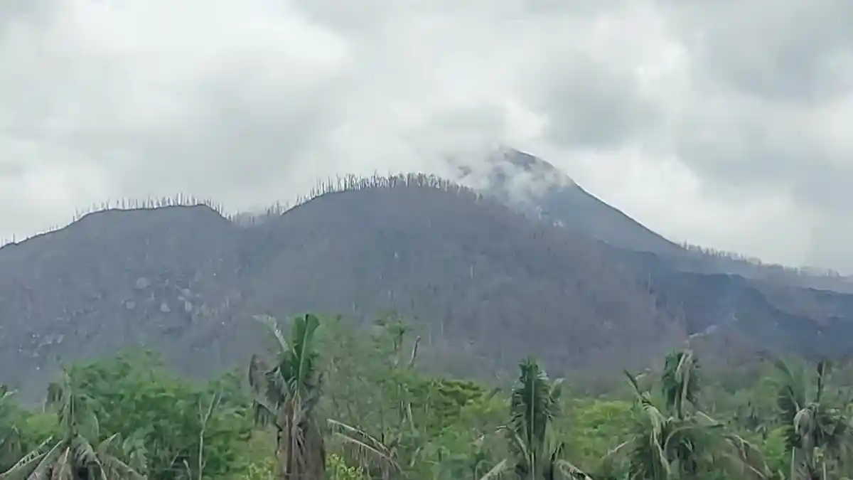 Jarang Erupsi Tapi Gempa Terus Terjadi, Lewotobi Laki-laki Masih Awas