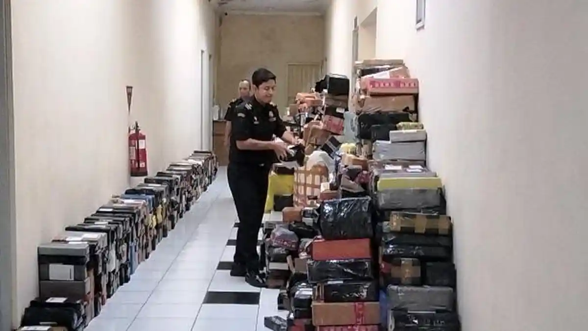 BREAKING NEWS: Berawal Info Tim Intelijen, Bea Cukai Kudus Kejar Minibus Pengangkut Rokok Ilegal