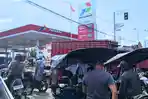 Antrean-kendaraan-di-SPBU-Desa-Luhu.jpg