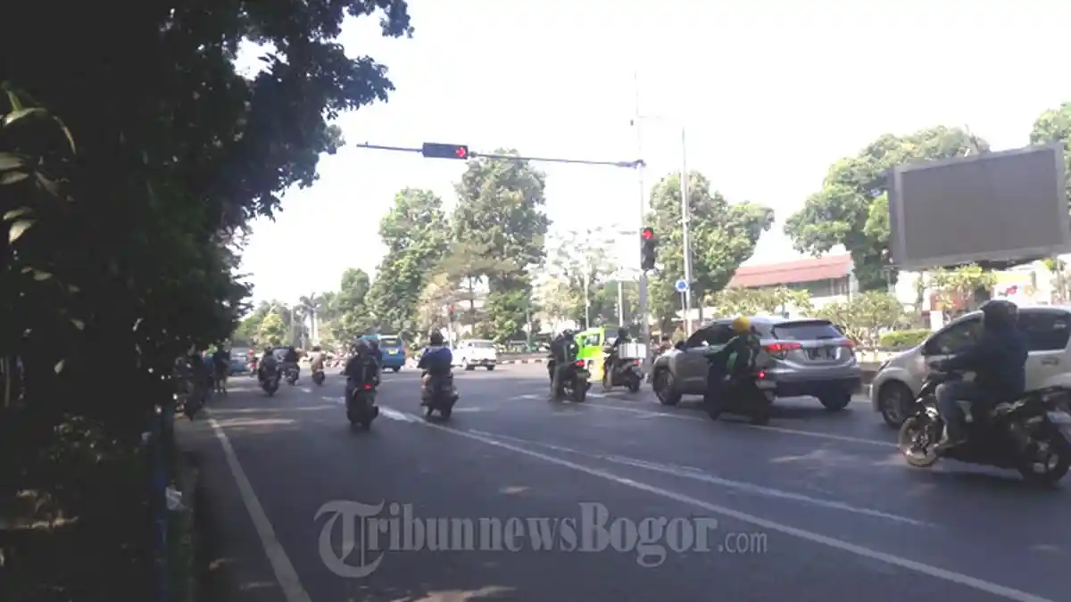 INFO LALU LINTAS - Simpang Sukasari Kota Bogor Jelang Siang Ini Ramai Lancar