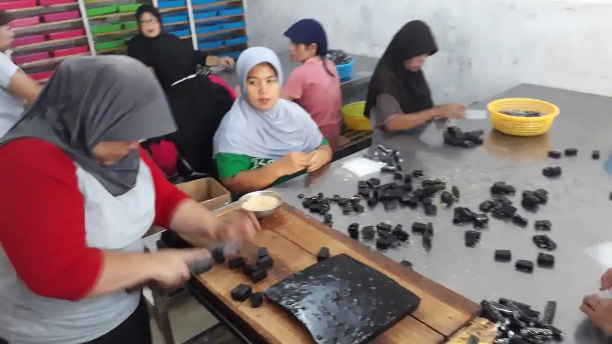 Yuk Cicipi Dodol Rasa Ketan Hitam, Rasanya Unik dan Pecah di Lidah