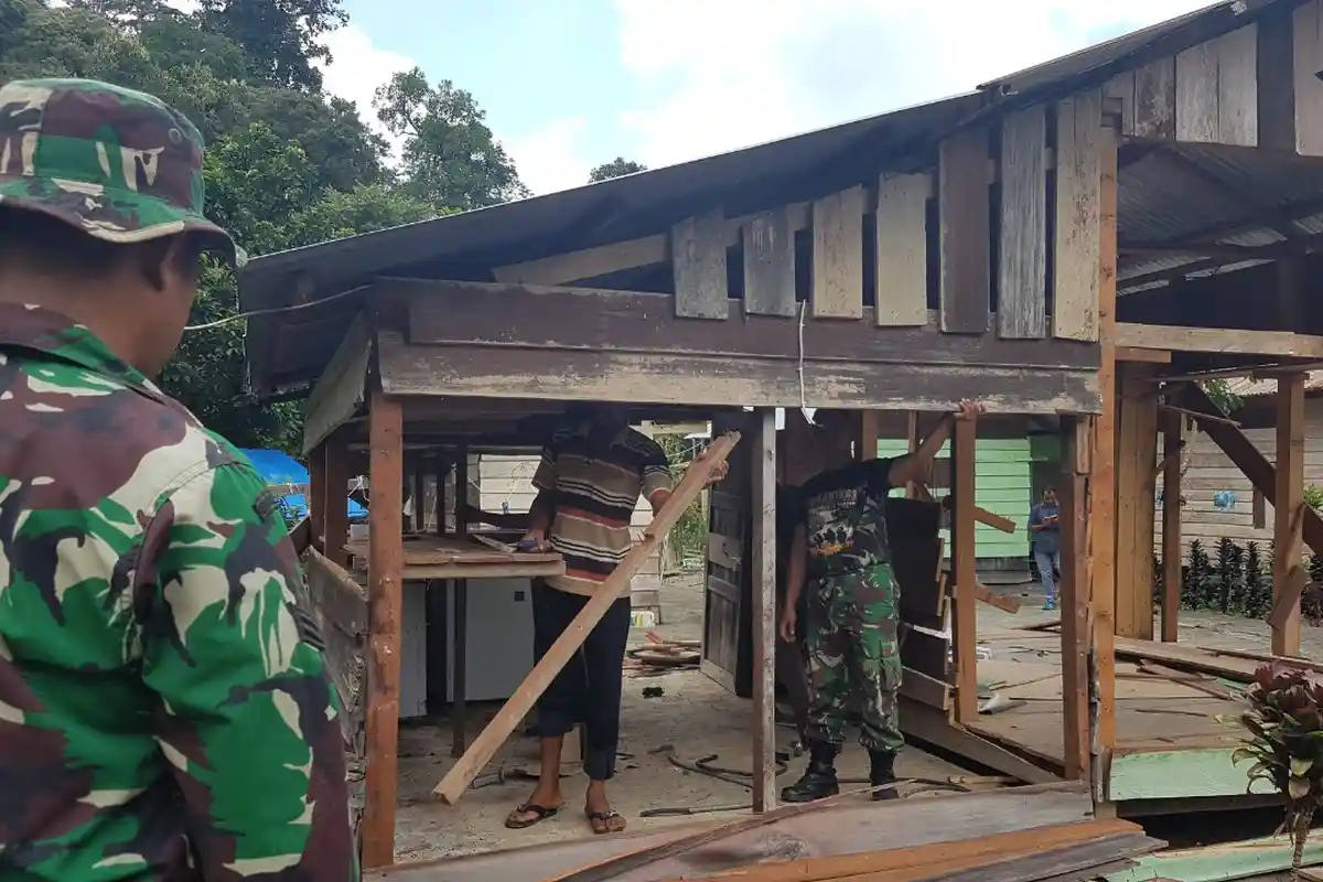 Pembongkaran Barak di Kamp PT EMM Beutong Ateuh Masih Berlanjut