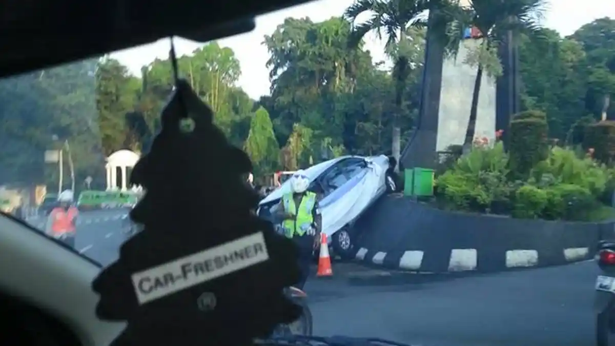 Mungkin Jalan Raya Terlalu Mainstream, Lihat Mobil Ini