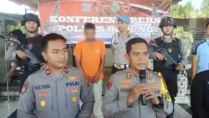 Pelaku-Kadek-EP-menundukkan-kepala-saat-digiring-di-Lobi-Polres-Badung.jpg