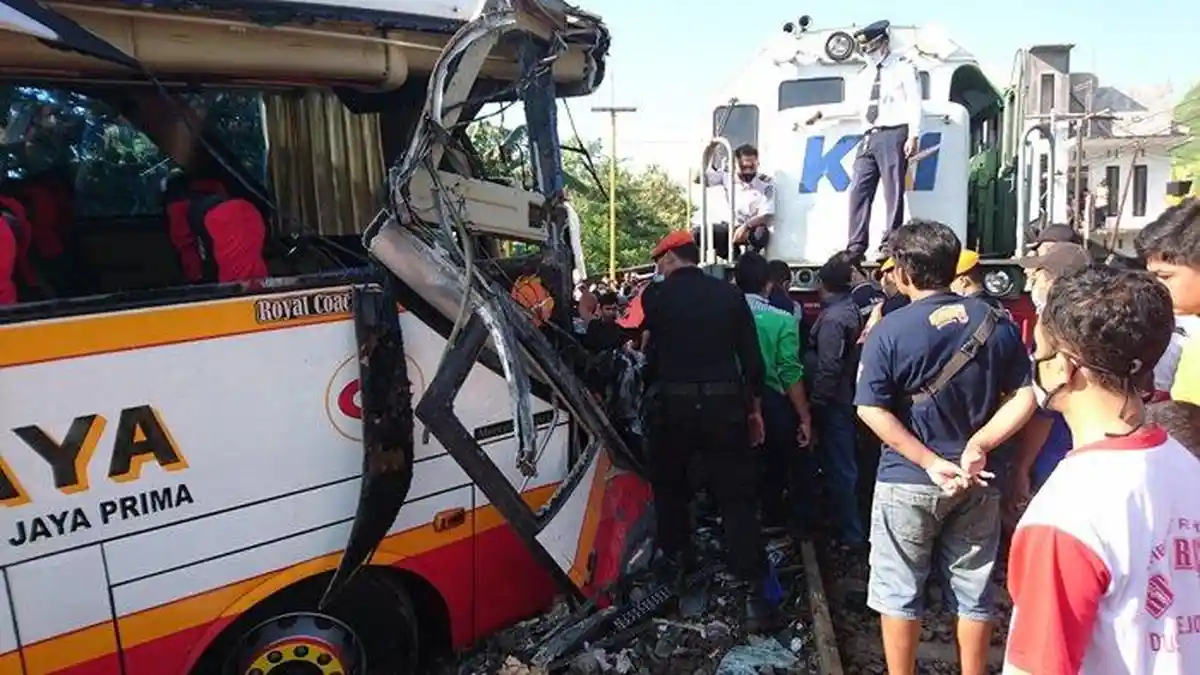 BREAKING NEWS Bus Pariwisata Tertabrak Kereta Api di Tulungagung, 4 Penumpang Tewas