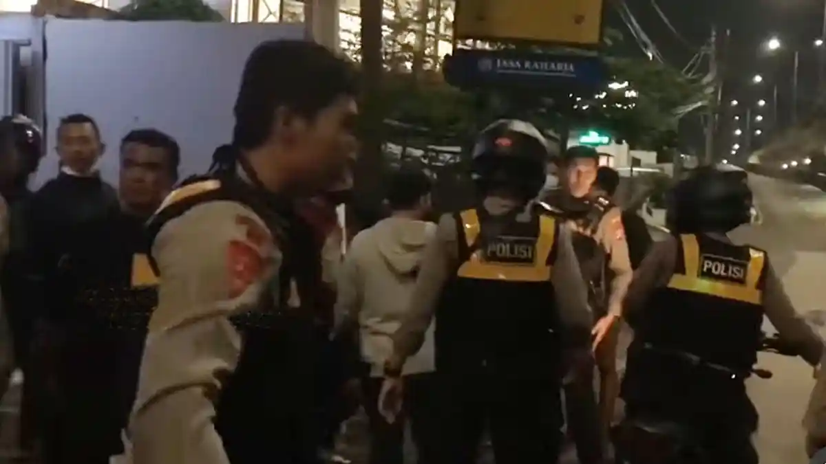 Seorang Pria Dipukuli Massa Karena Diduga Mengambil Tas Berisi Uang Rp 250 ribu dan Surat Berharga