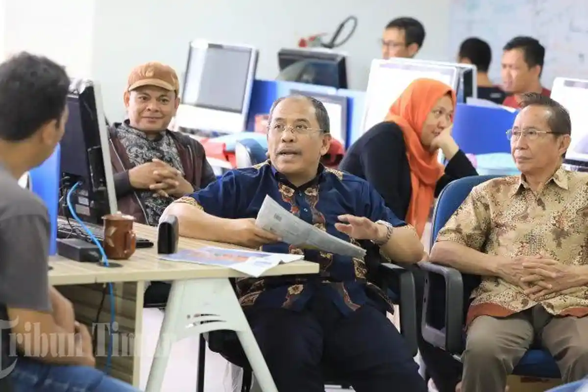 FOTO: Ilham Arif Sirajuddin Bertandang ke Redaksi Tribun Timur
