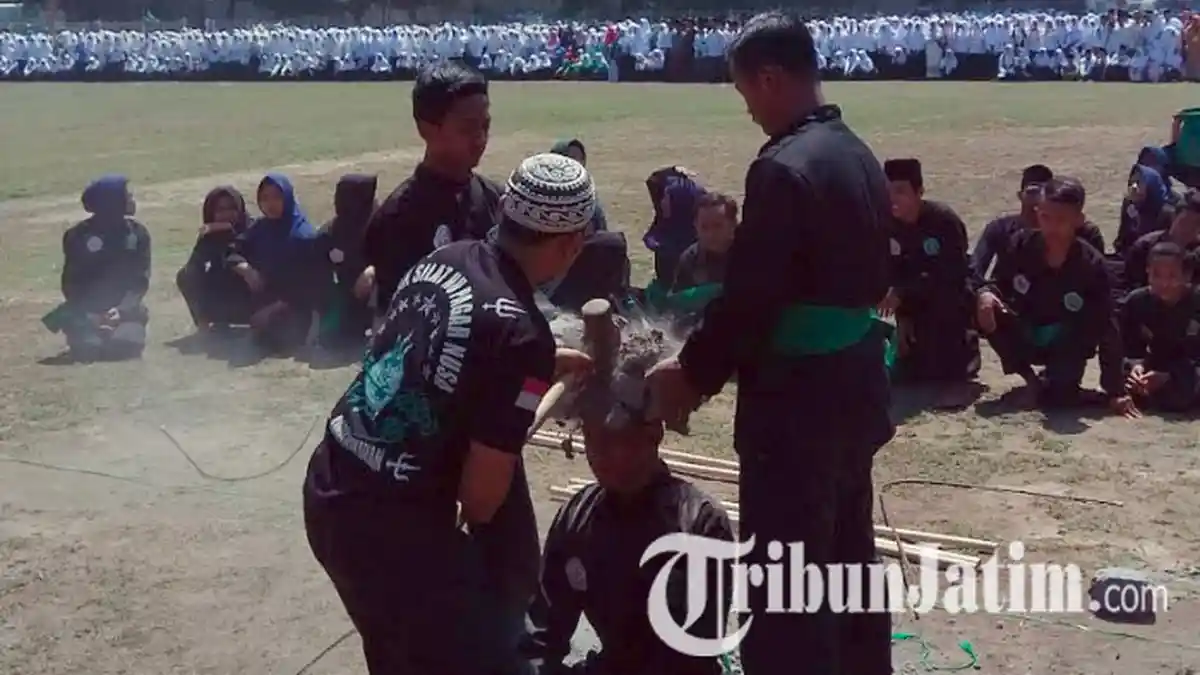 Atraksi Kebal Para Pendekar Pagar Nusa Meriahkan Hari Santri di Kediri