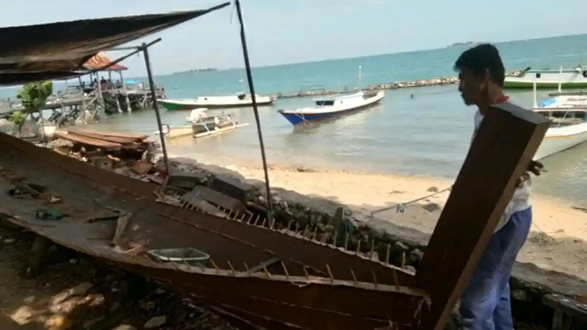 Pria Asal Pulau Sapuli Pangkep Ini Mampu Buat Kapal Jolloro dalam 3 Bulan
