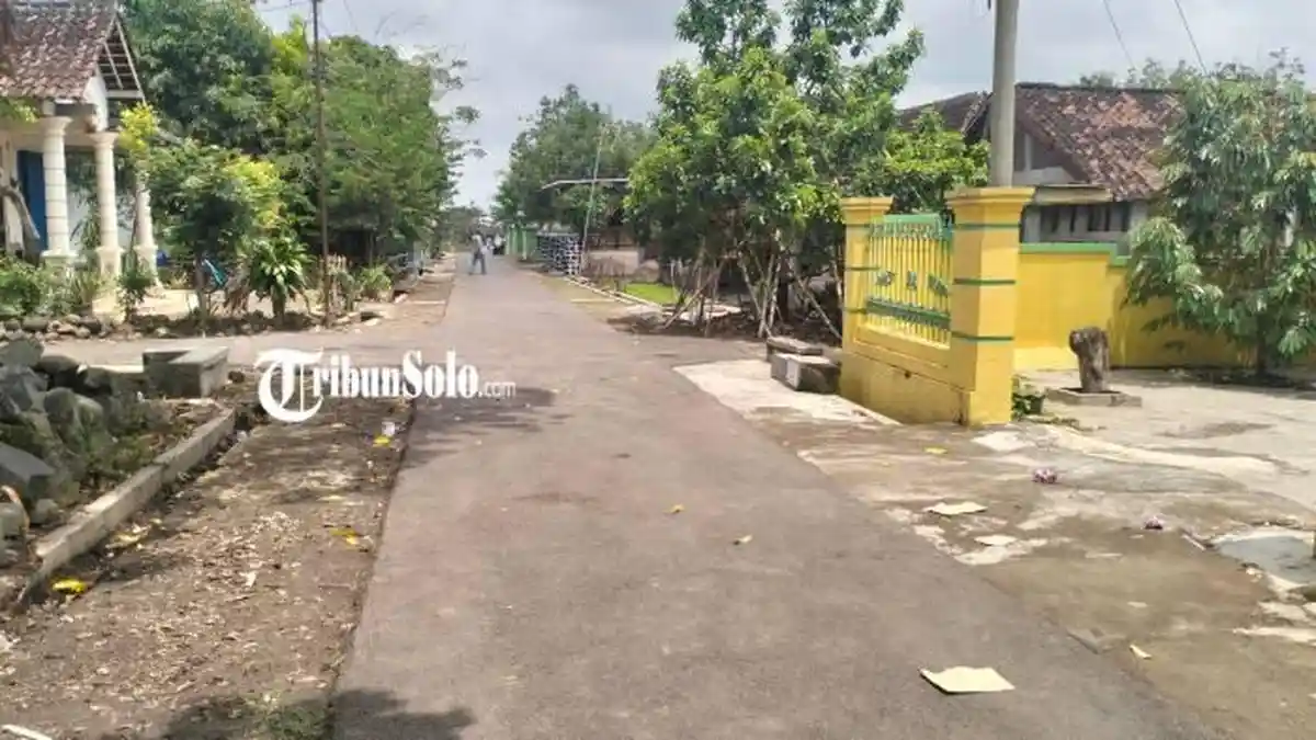 Wapres Gibran Cek Hasil Pengaspalan Jalan Bantuan Rp90 Juta di Sragen