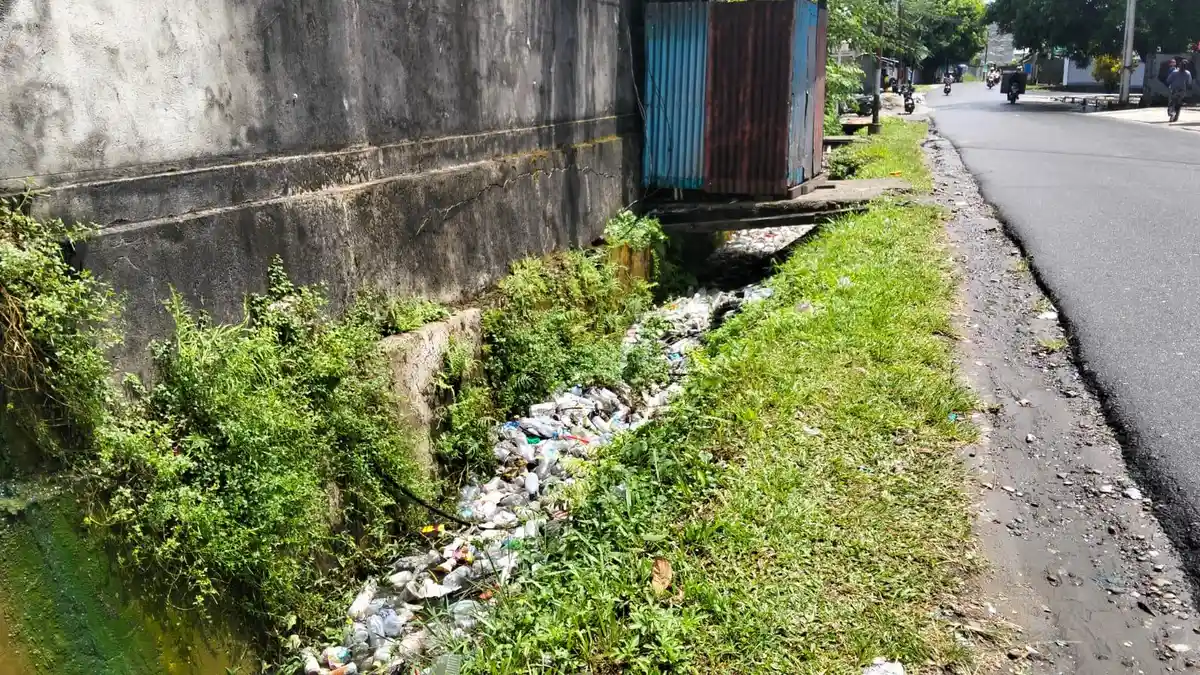Drainase Macet Akibat Sampah Plastik, Warga Rumah Tiga Minta Aksi Nyata Pemerintah