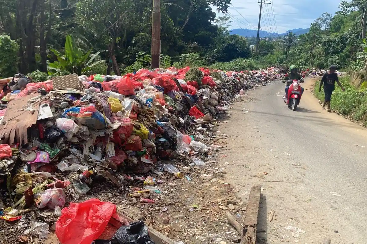 Sampah Menggunung di Kawasan Ahuru Ambon, Warga Resah