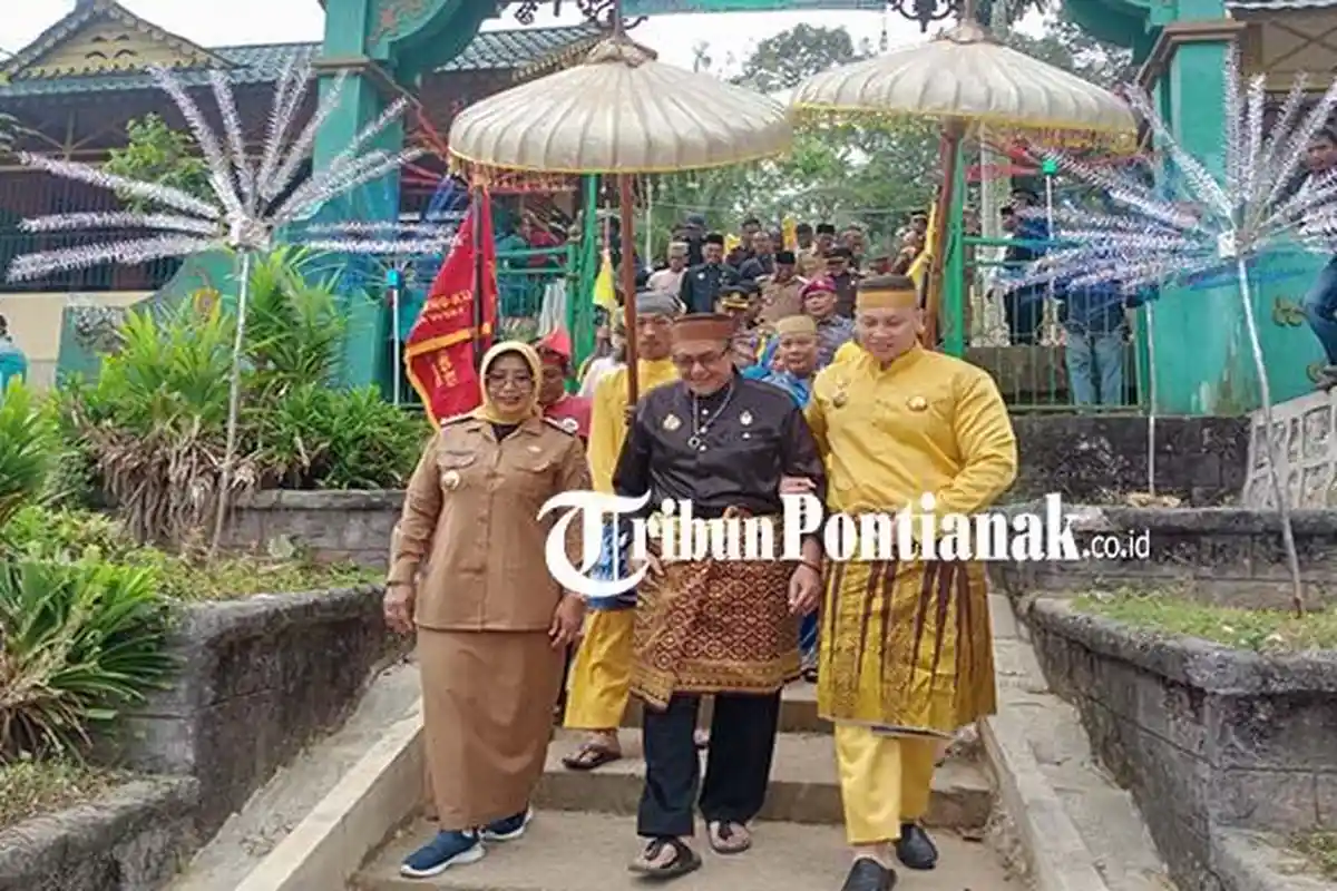 Jelang Hari Puncak Robo-Robo, Raja Mempawah Bersama Bupati Lakukan Ziarah Makam Opu Daeng Manambon