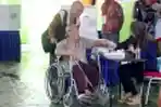 Dengan Kursi Roda Warga Nyoblos di TPS 06 Cibeber