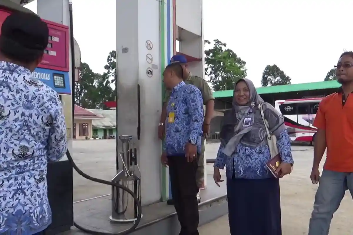 BREAKING NEWS - Diduga Curangi Takaran, SPBU di Lampung Barat Disegel