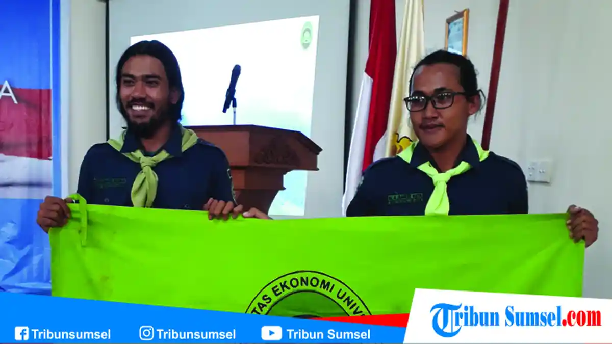 Dua Anggota Mapala Mafesripala Daki Gunung Kilimanjaro, Kenalkan Kain Jumputan Palembang