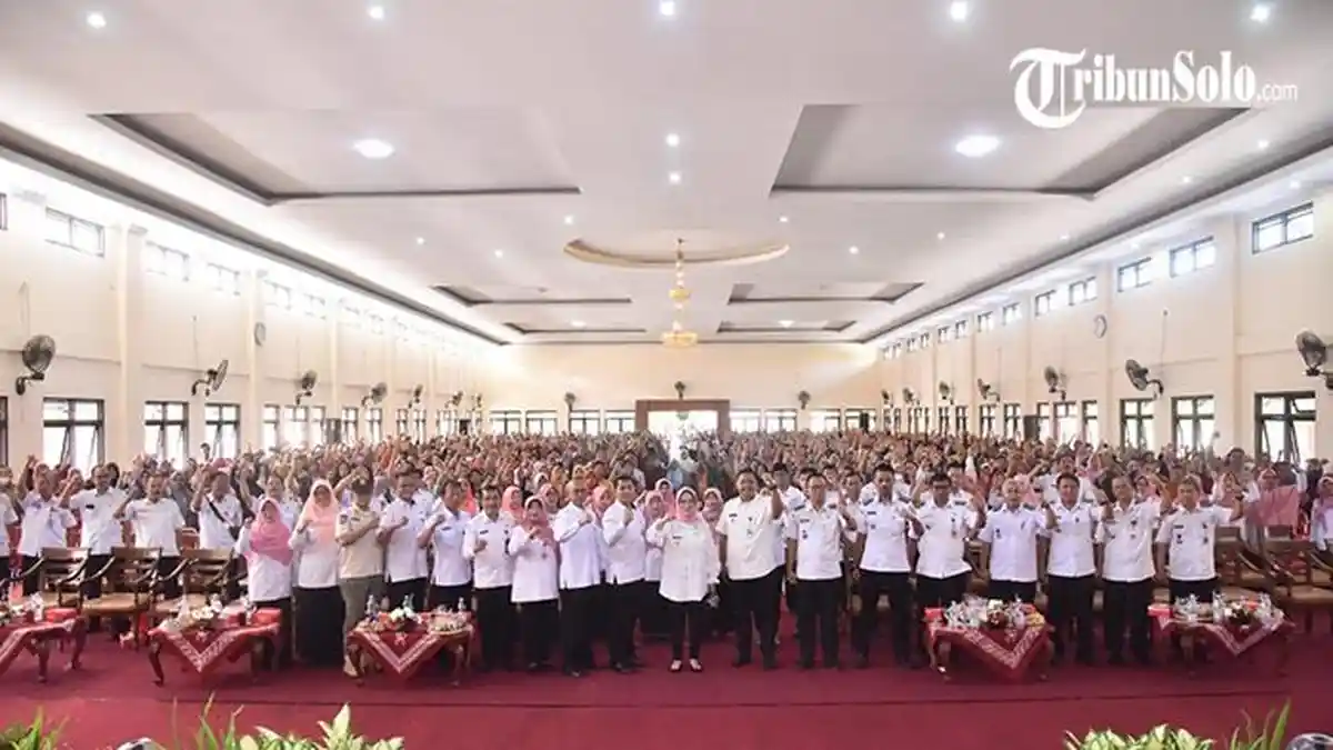 Bupati Sukoharjo Etik Suryani Sosialisasi Pencegahan Kekerasan Usia Dini, Sebut Anak Pewaris Negeri