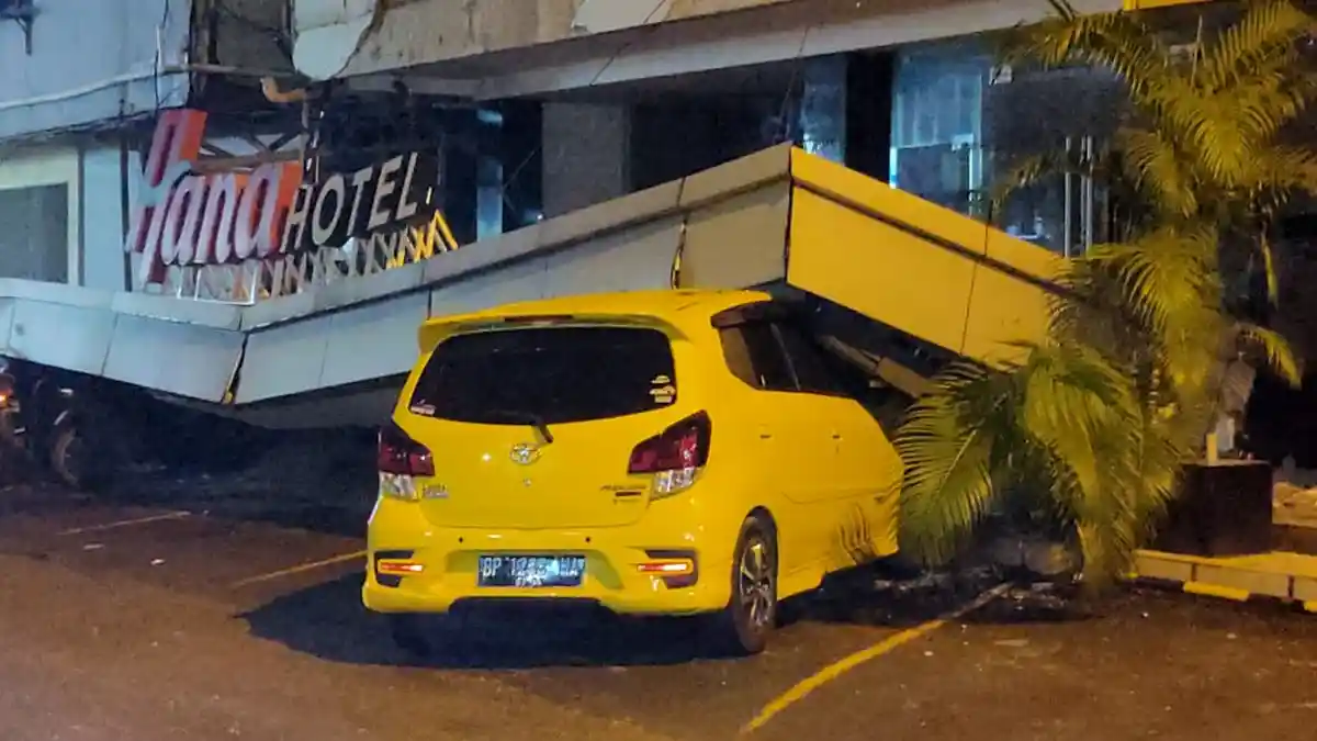 Kanopi Hotel Hanna Batam Roboh dan Timpa Mobil Agya Kuning Serta 4 Unit Motor