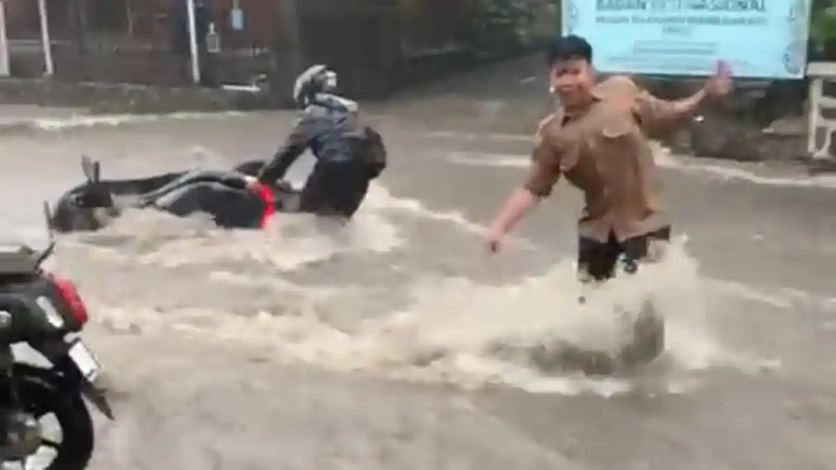 Kawasan Lembang Bandung Banjir, Sepeda Motor Terseret Arus