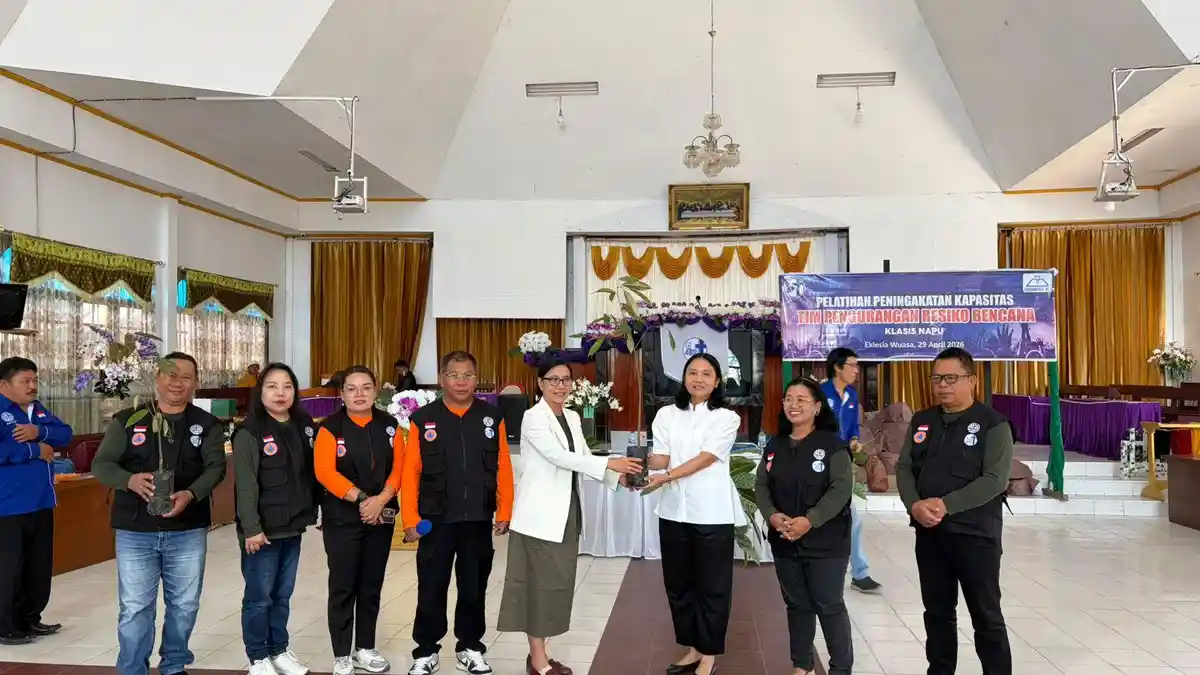 Alfiani Serahkan Bibit Durian, Komitmen Peduli Lingkungan di Pelatihan PRB GKST Sulteng