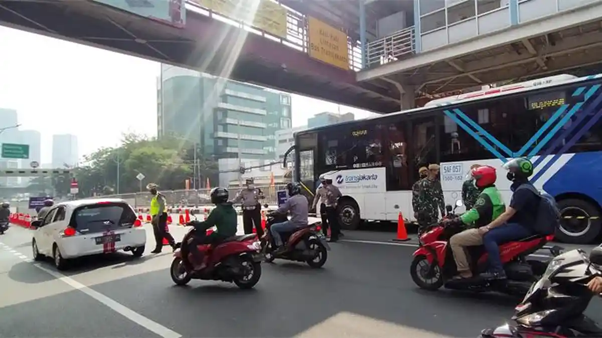 Underpass Mampang Jadi Pos Penyekatan Tambahan, Selain Nakes Lewat Jalur Kiri