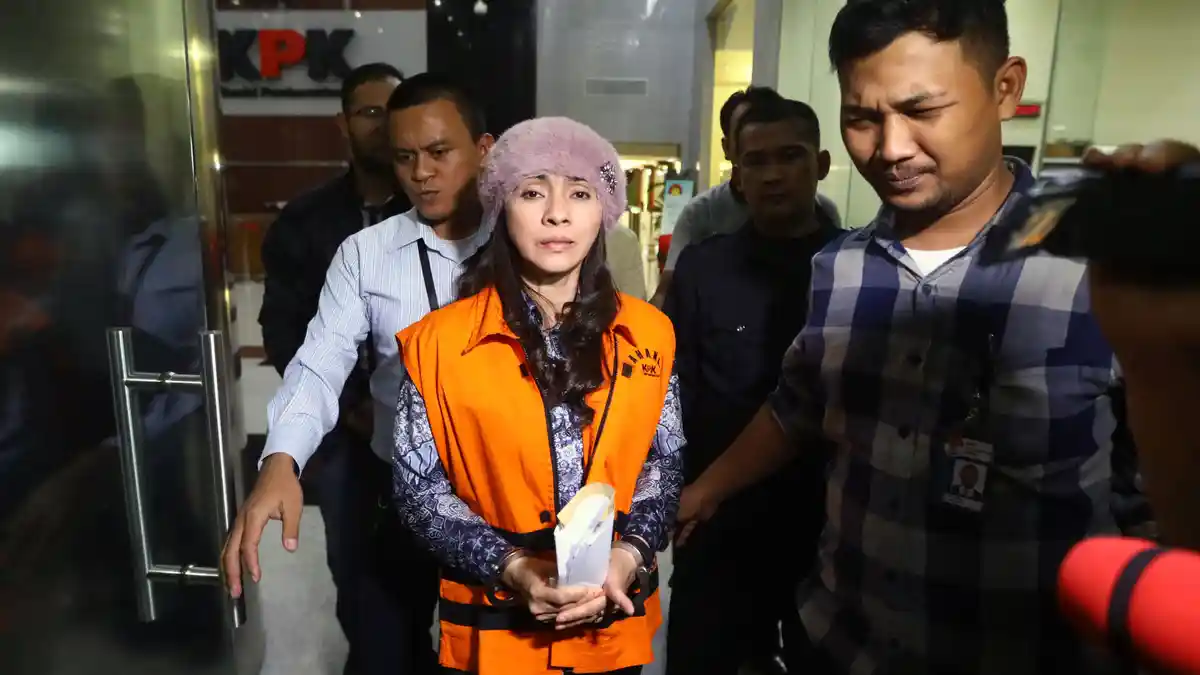 Diciduk KPK, Bupati Talaud Tampak Berdandan Modis Lengkap dengan Topi Baret Merah Muda