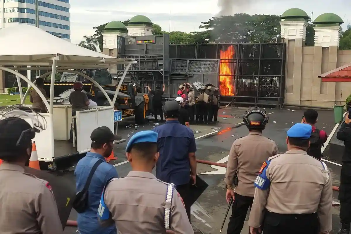 Aksi Tolak Pengesahan Revisi UU TNI Memanas, Aparat Mulai Siagakan Pasukan di Halaman DPR RI