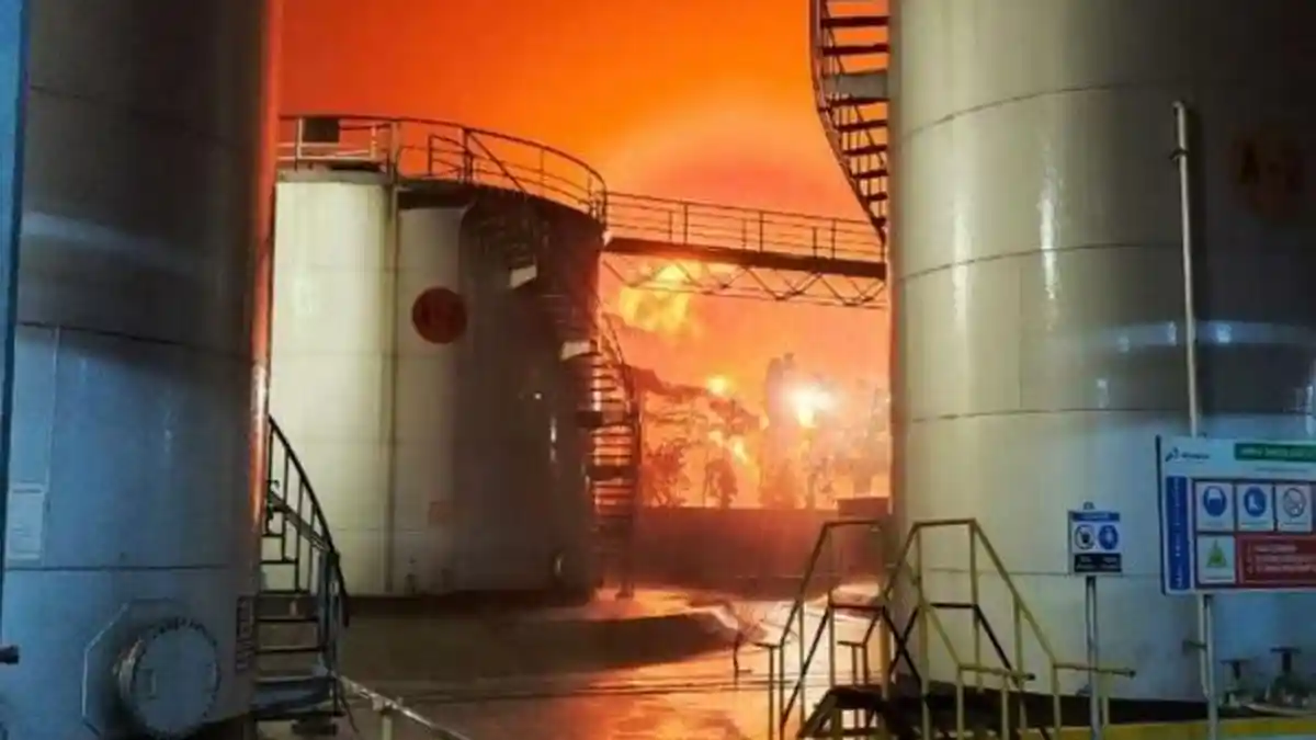 Tangki Kilang Pertamina Cilacap Terbakar, Satu Titik Api Belum Padam, Benarkah Disambar Petir?