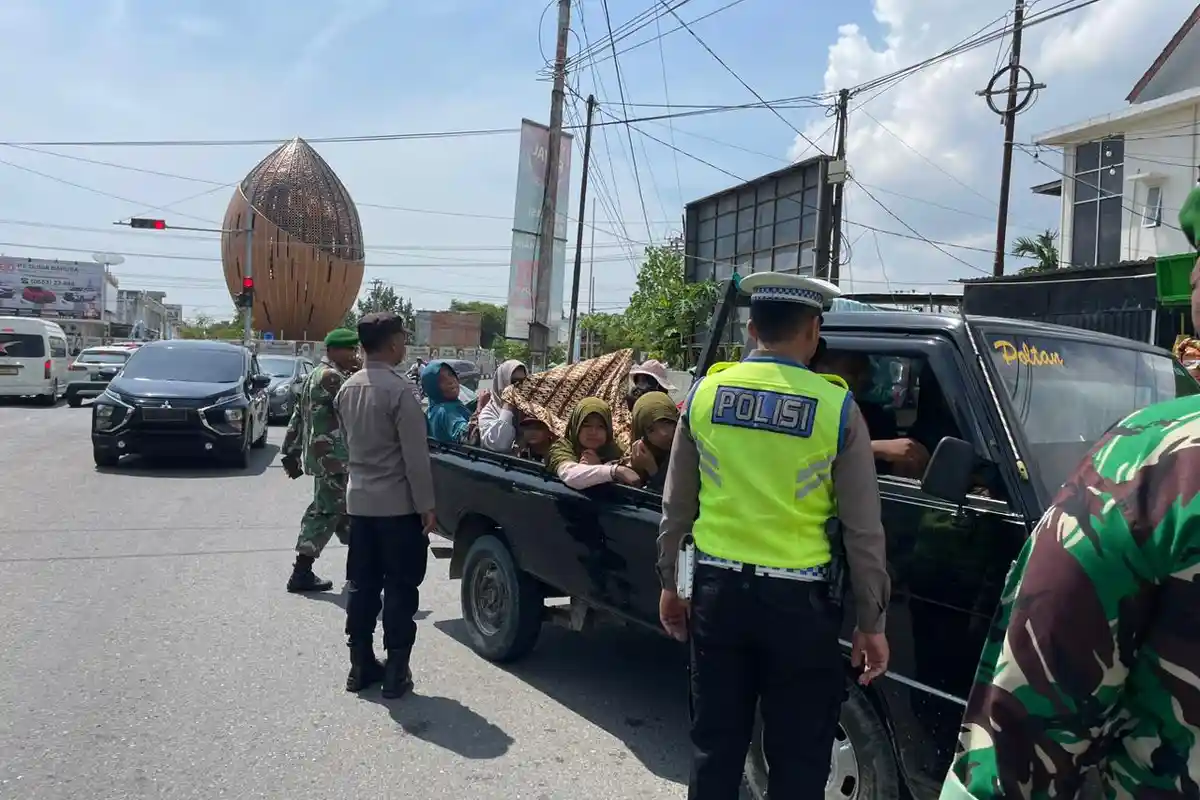 Satlantas Polres Pidie Teribkan Pikap yang Mengangkut Penumpang