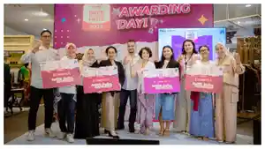 XL-Axiata-Ahmad-Syarief-Yudistira-menyerahkan-hadiah.jpg