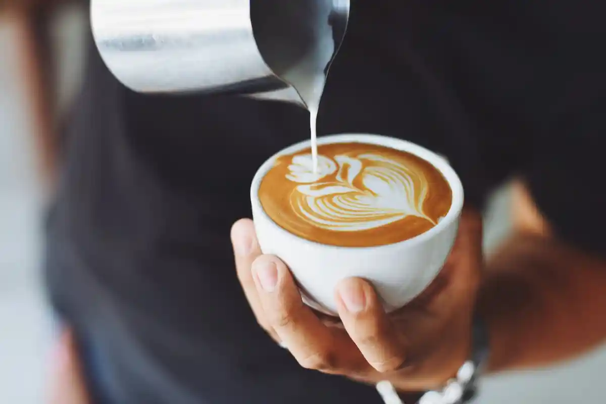 Buat Cappuccino Ala Kafe di Rumah, Begini Cara Bikin Foam Susu Tanpa Mesin, Bisa Pakai Balloon Whisk
