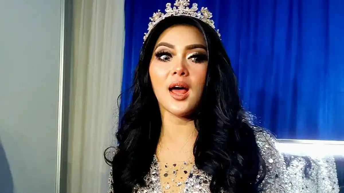 Terlihat Sederhana tapi Ini Harga Sebenarnya Jaket Bulu yang Dikenakan Syahrini saat Liburan
